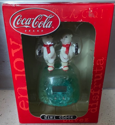 3149-1 € 15,00 coca cola mini klok ijsberen op schaatsen.jpeg